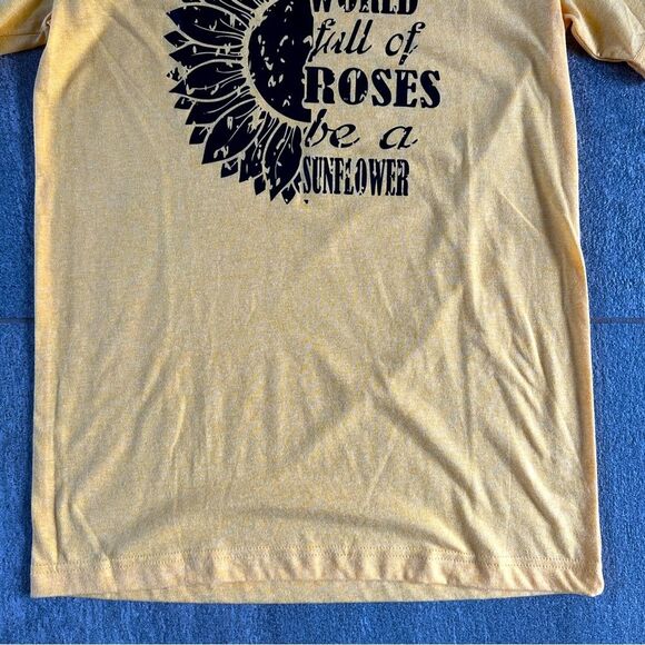 NWOT In a World Full of Roses Be A Sunflower Graphic Short Sleeve Crewneck Tee S - Picture 5 of 14